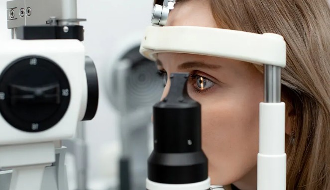 Ilustrasi mata lelah di depan layar