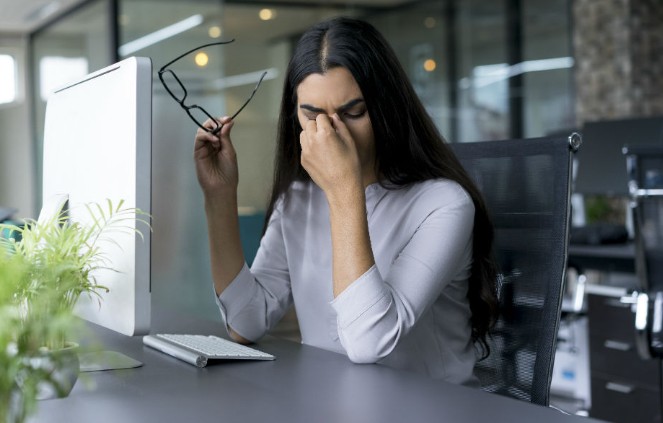 Orang memperhatikan kesehatan mata saat bekerja